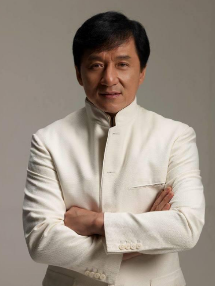 70歲成龍近況曝光!白髮街頭現身引網友感慨 70歲成龍近況曝光!白髮街頭現身引網友感慨