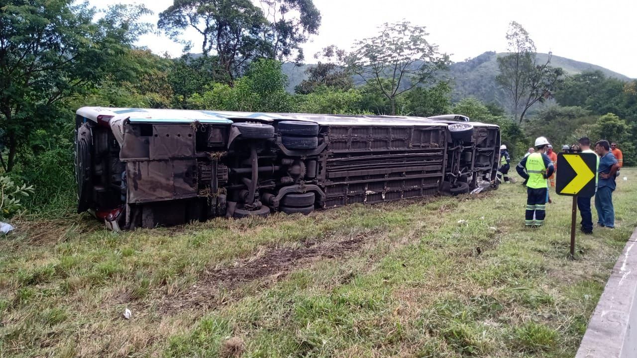 Acidente Com Ônibus Universitário: Ao Menos ... Feridos Acidente Com Ônibus Universitário: Ao Menos ... Feridos