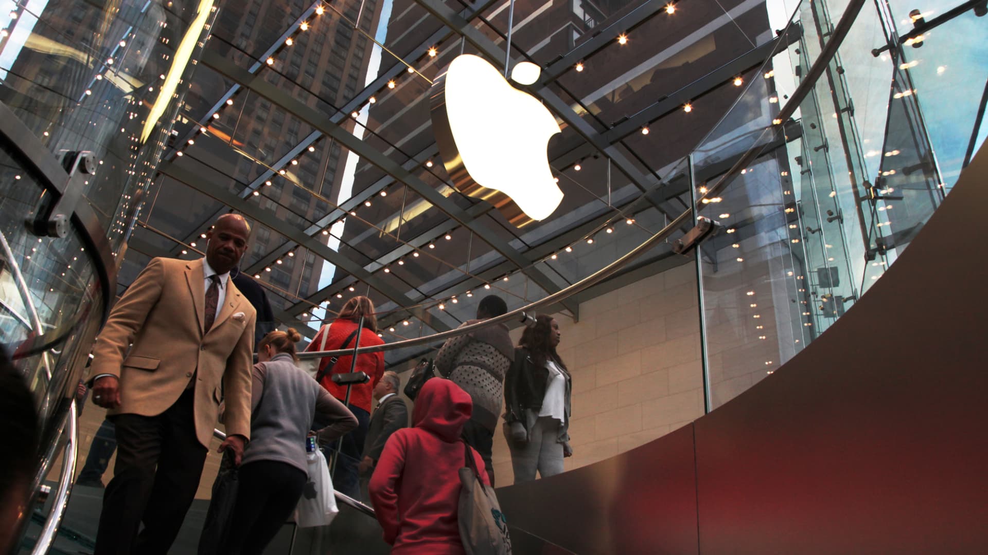 Apple Stock Suffers Losses Amidst Tariff Concerns Apple Stock Suffers Losses Amidst Tariff Concerns