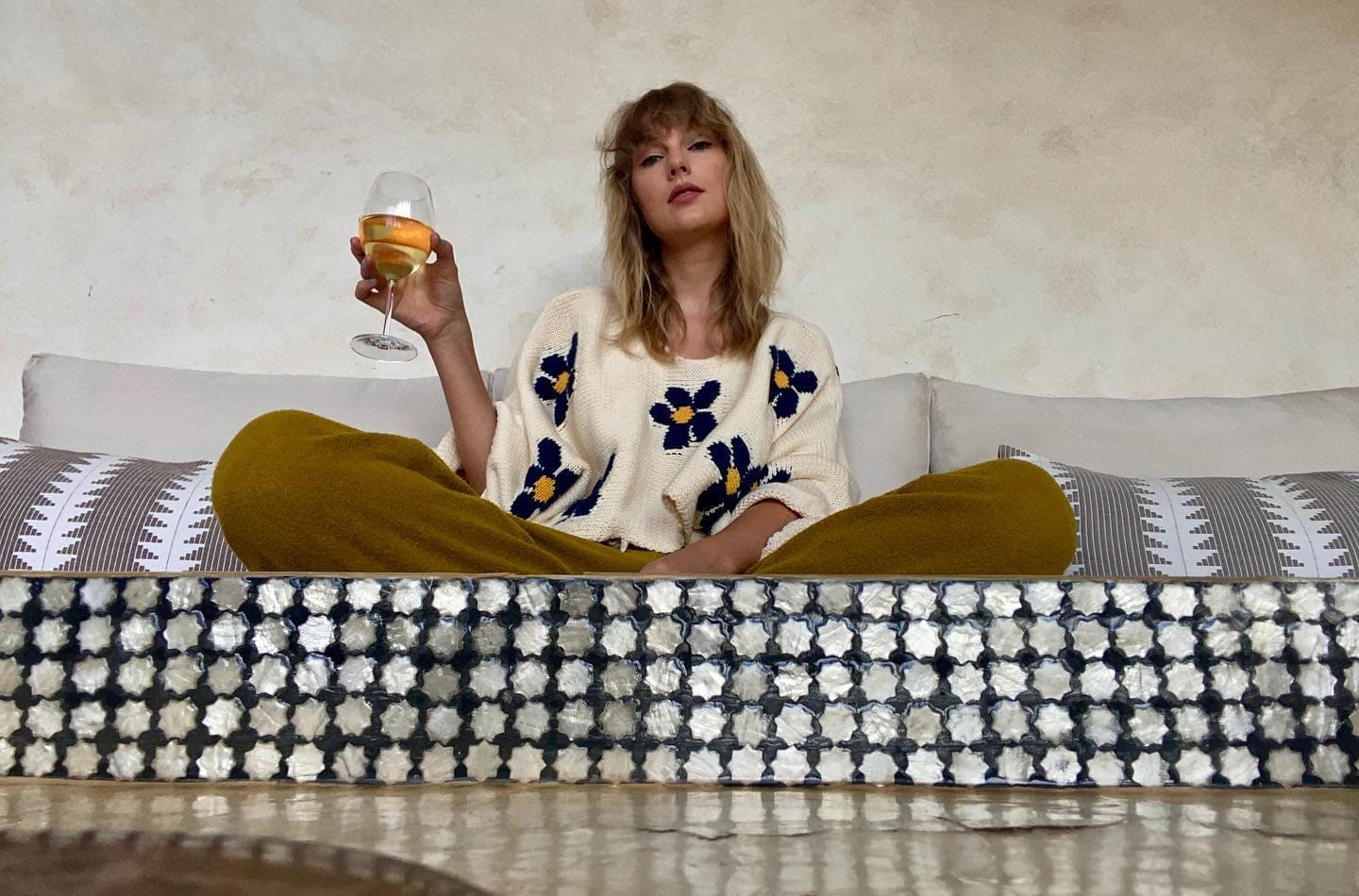 Are Taylor Swift's Easter Eggs Pointing To A May 26th AMA Surprise? Are Taylor Swift's Easter Eggs Pointing To A May 26th AMA Surprise?