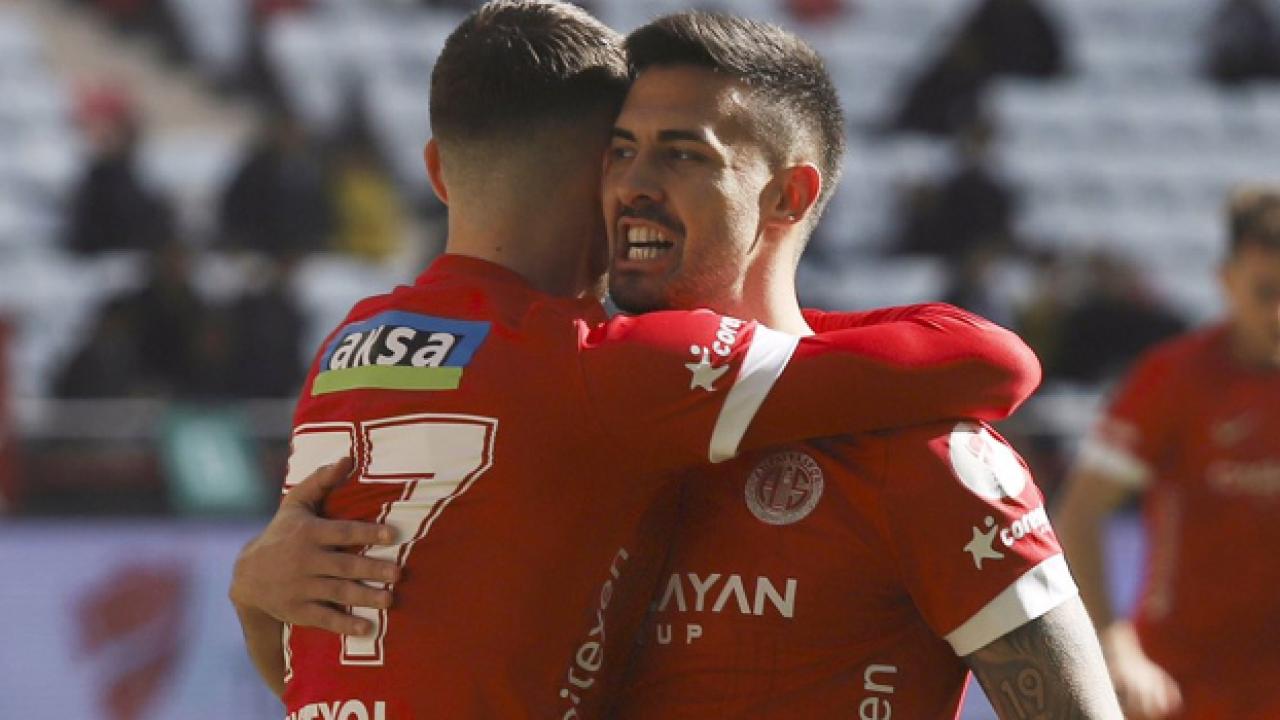Atletico Madrid: Geriden Gelip Zirveye Yükseliş Atletico Madrid: Geriden Gelip Zirveye Yükseliş