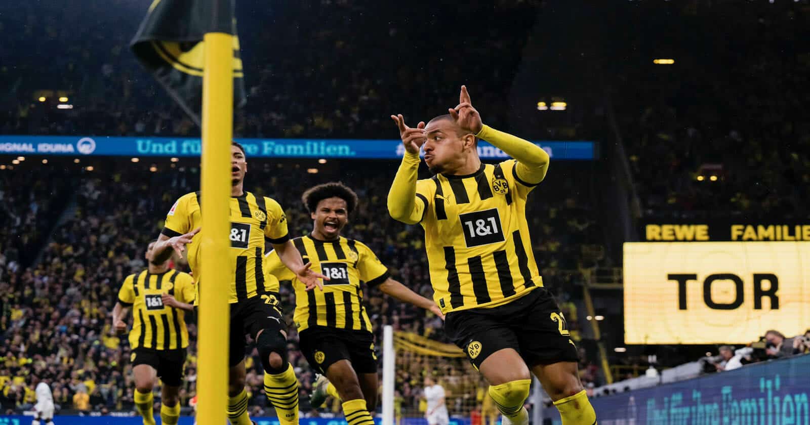 أيندهوفن يتوج بلقب الدوري الهولندي للموسم 2023-2024 أيندهوفن يتوج بلقب الدوري الهولندي للموسم 2023-2024