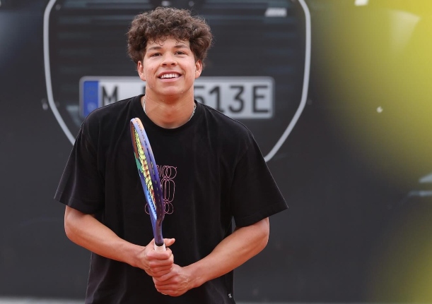 Ben Shelton Defeats Luciano Darderi, Advances To Munich Semifinals Ben Shelton Defeats Luciano Darderi, Advances To Munich Semifinals