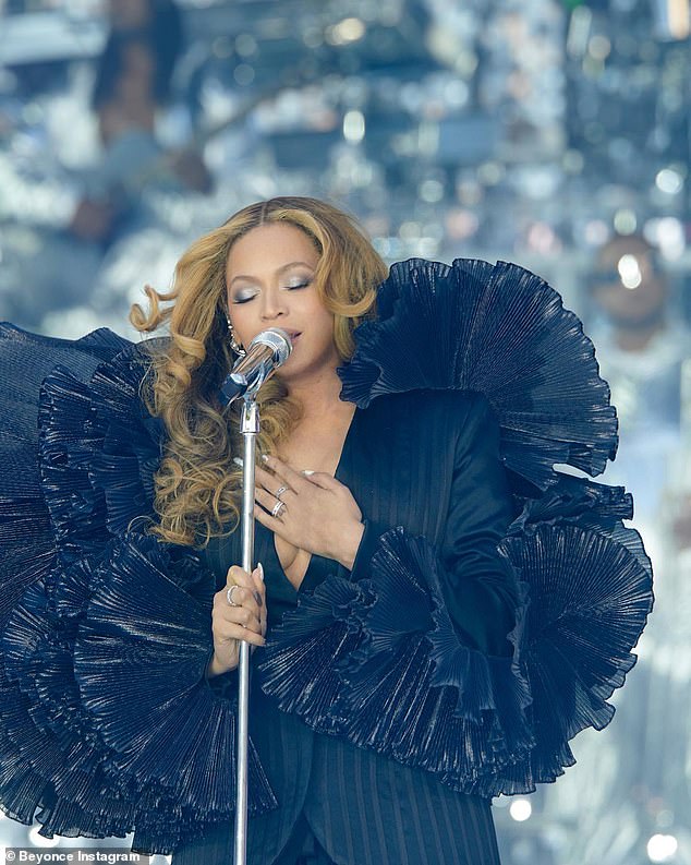 Beyoncé's Daughter Blue Ivy Dazzles In Strapless Dress At The Grammys
