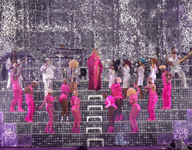 Blue Ivy Cheers On Beyoncé At The Grammys In A Show-Stopping Gown