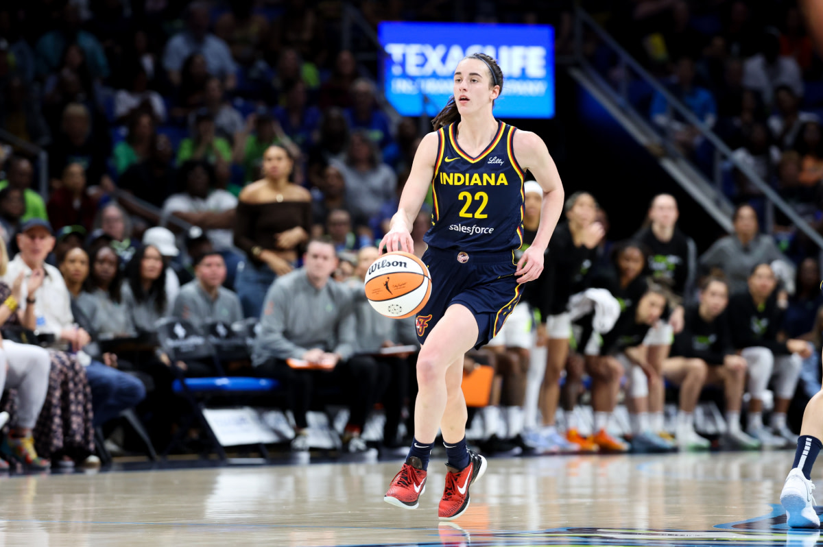 Bueckers Scores 10 In First WNBA Game: Dallas Falls To Aces