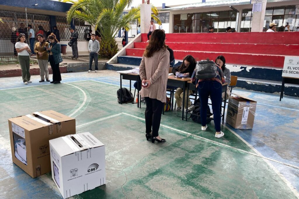 Controversia: Correísmo Desafía La Prohibición De Celulares En La Segunda Vuelta Controversia: Correísmo Desafía La Prohibición De Celulares En La Segunda Vuelta