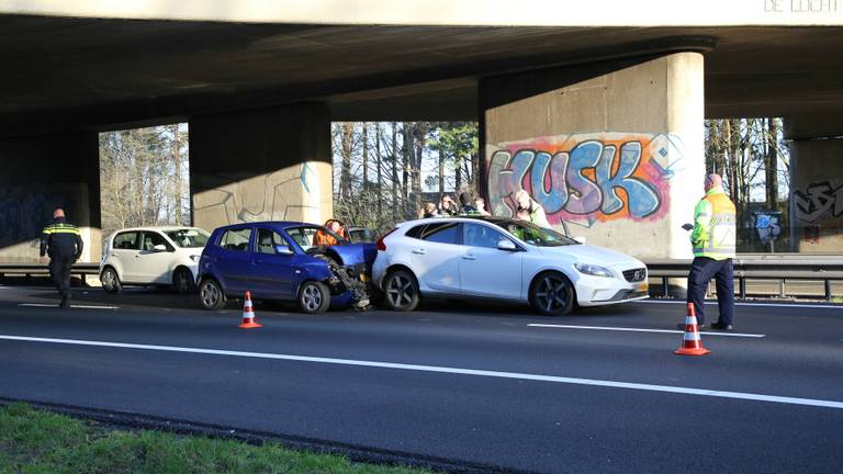 Drie Auto's Botsen Op A67, Dodelijke Slachtoffer Uit Venlo Drie Auto's Botsen Op A67, Dodelijke Slachtoffer Uit Venlo