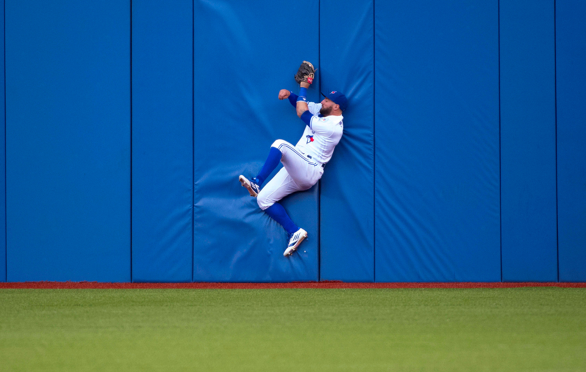 Ex-NFL Quarterback's Casual Fly Ball Grab In Japan Ex-NFL Quarterback's Casual Fly Ball Grab In Japan