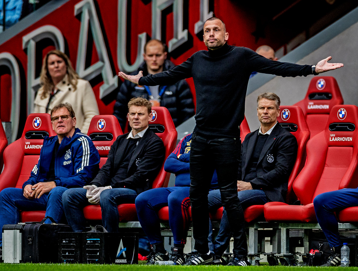 Exclusief: Heitinga In Onderhandeling Met Ajax Voor Hoofdtrainerspositie Exclusief: Heitinga In Onderhandeling Met Ajax Voor Hoofdtrainerspositie
