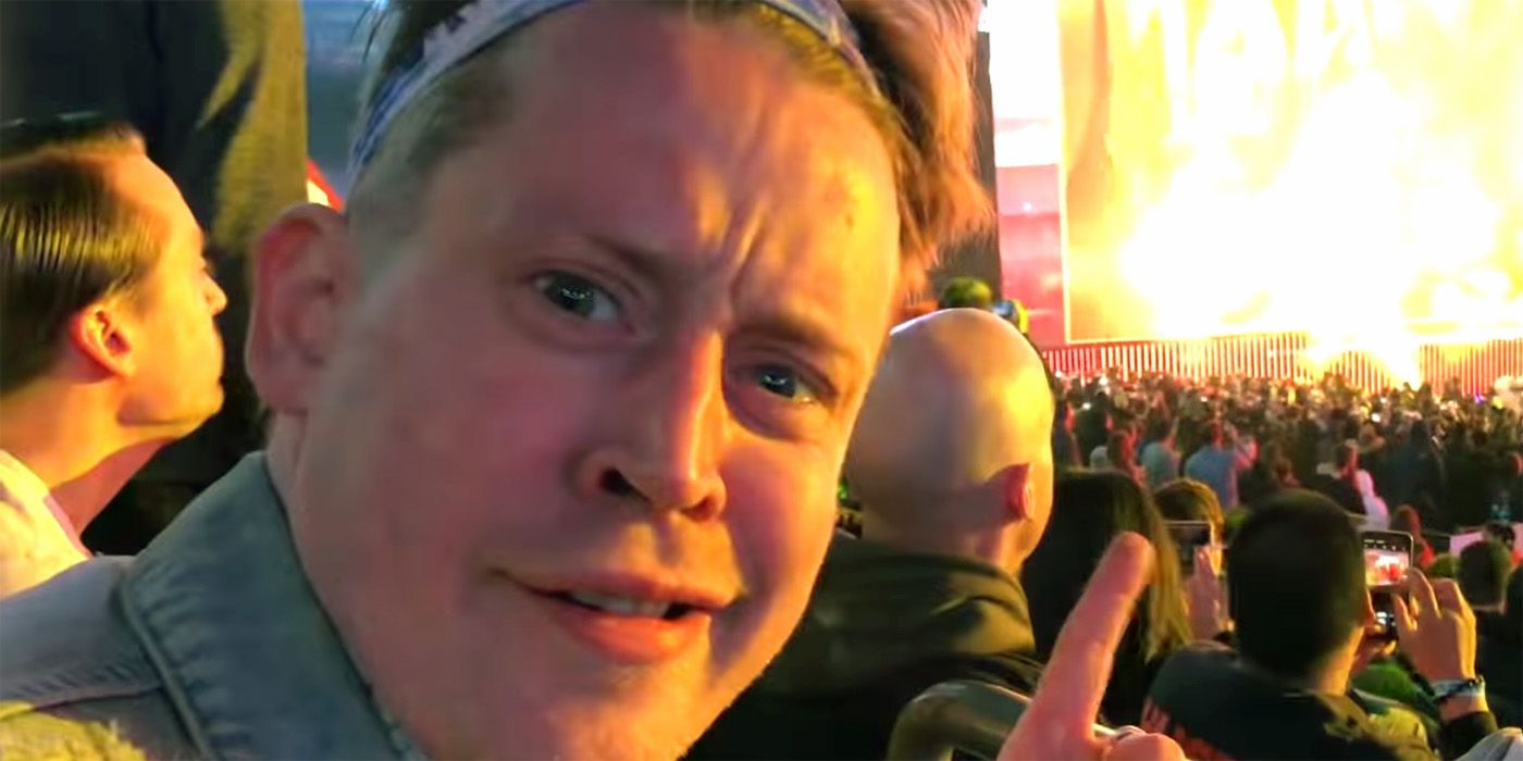 Fans Go Wild As Macaulay Culkin Attends WWE Raw With Brother Rory Fans Go Wild As Macaulay Culkin Attends WWE Raw With Brother Rory