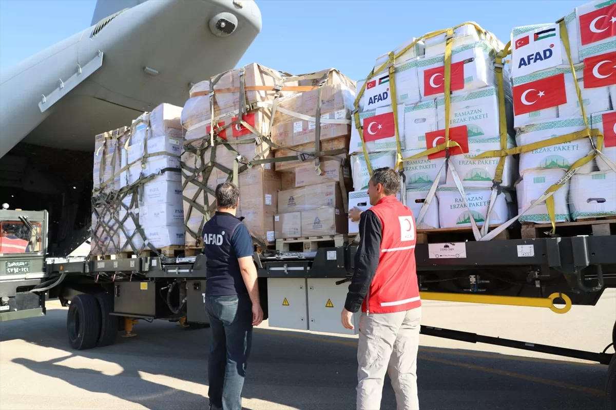 Gazze'deki İnsani Yardım: Tırlarla Malzeme Taşıma Operasyonu Gazze'deki İnsani Yardım: Tırlarla Malzeme Taşıma Operasyonu