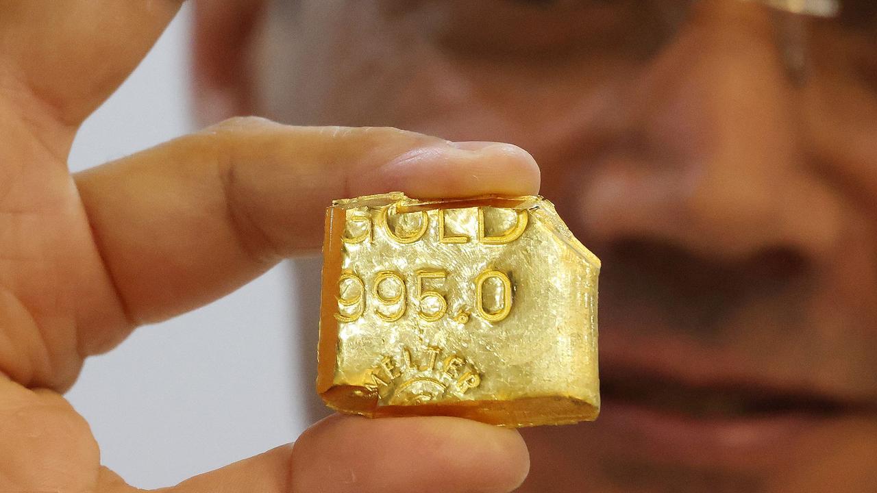 Gold Price Surge: Trump's EU Threats Fuel Trade War Fears Gold Price Surge: Trump's EU Threats Fuel Trade War Fears