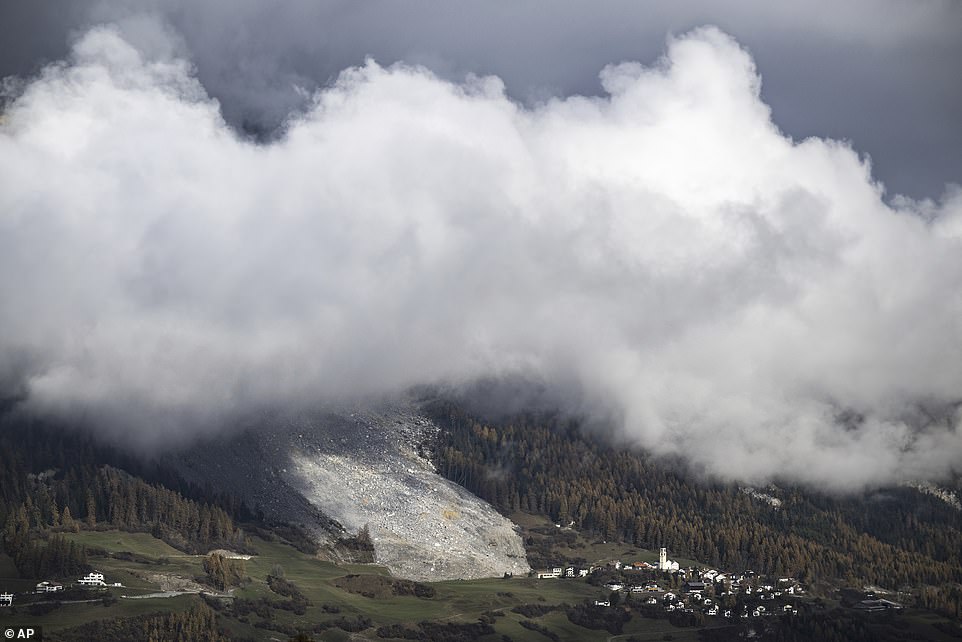Helicopter And Hiking: Swiss Farmers Evacuate Livestock To Avoid Landslide Helicopter And Hiking: Swiss Farmers Evacuate Livestock To Avoid Landslide