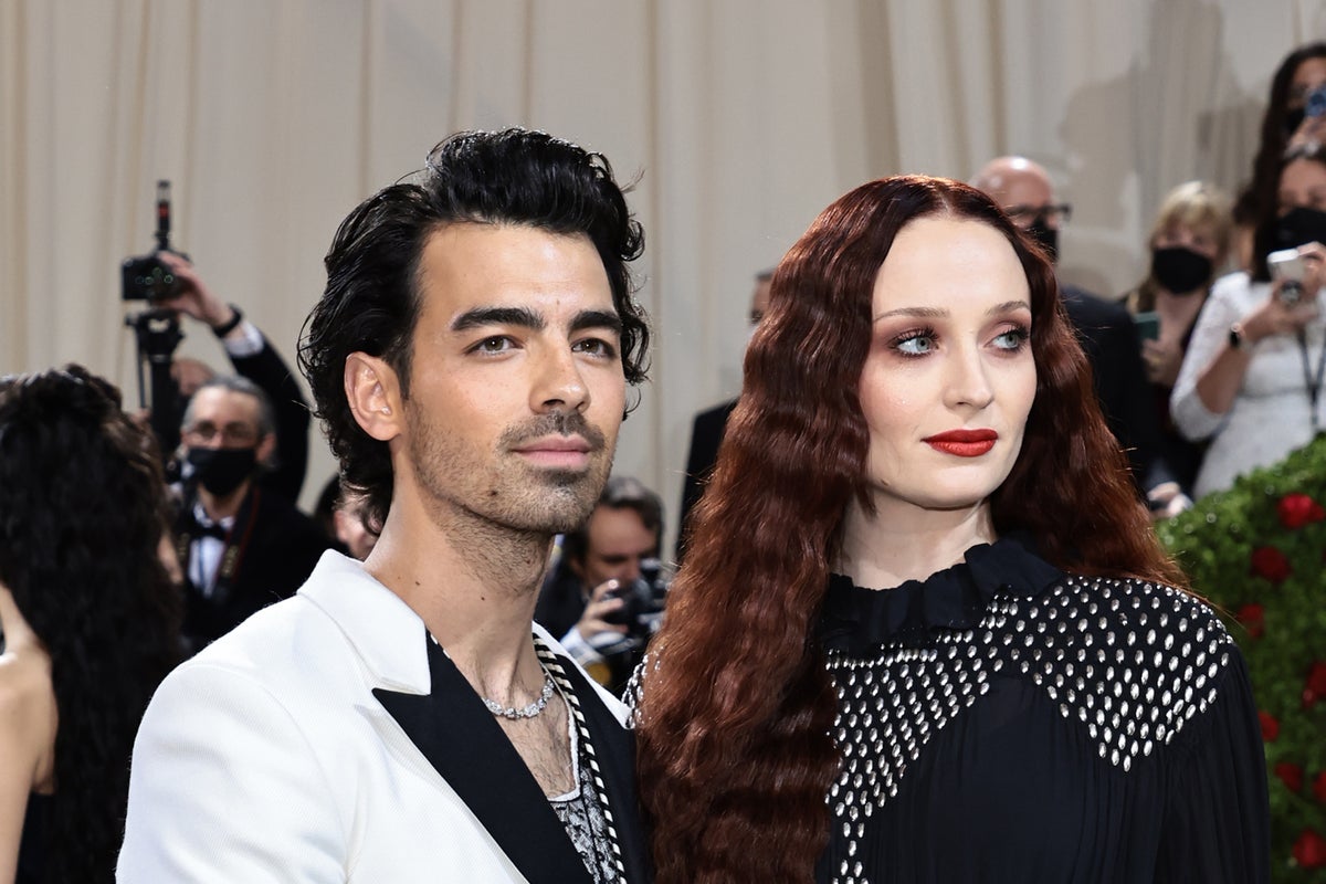 How Joe Jonas Defused A Couple's Argument About Him How Joe Jonas Defused A Couple's Argument About Him