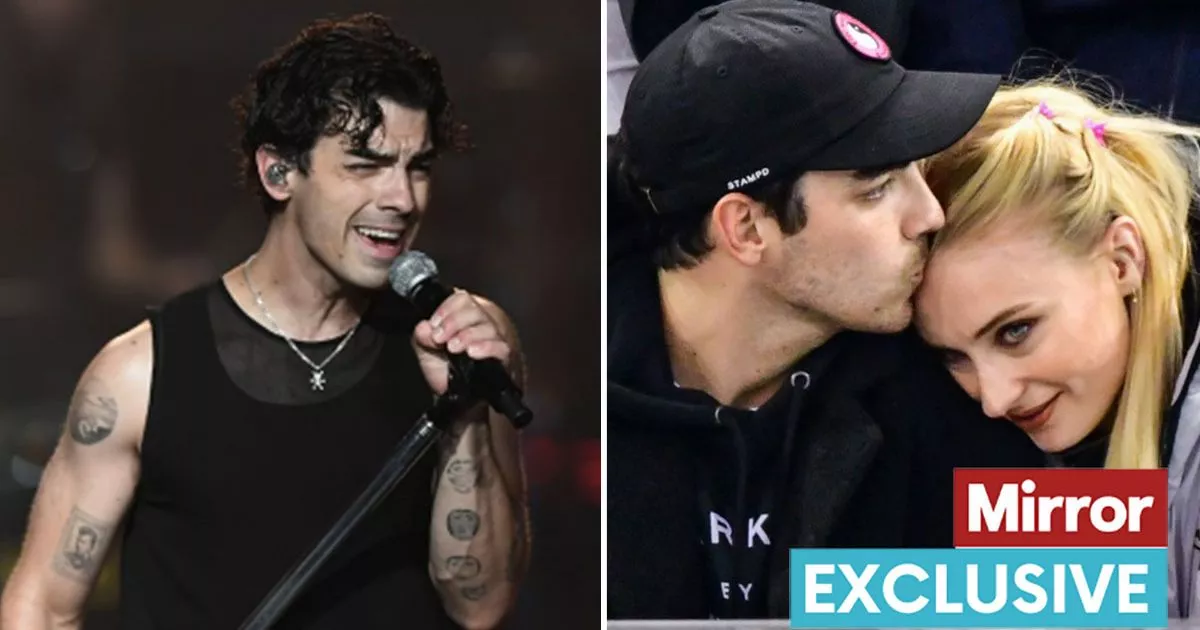 How Joe Jonas Handled A Couple Arguing Over Him How Joe Jonas Handled A Couple Arguing Over Him