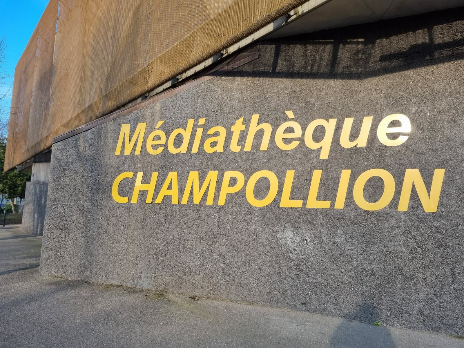 Incendie À La Médiathèque Champollion De Dijon : Premières Informations Incendie À La Médiathèque Champollion De Dijon : Premières Informations