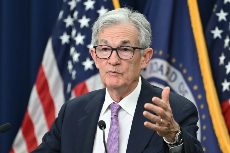 Interest Rate Cuts:  Powell Defies Trump, Weighing Economic Risks
