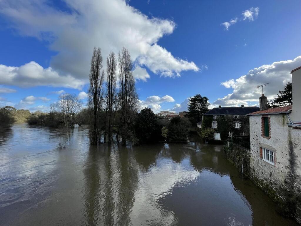 Itinéraires Cyclistes En Loire-Atlantique : Nantes, Vignoble Et Estuaire Itinéraires Cyclistes En Loire-Atlantique : Nantes, Vignoble Et Estuaire