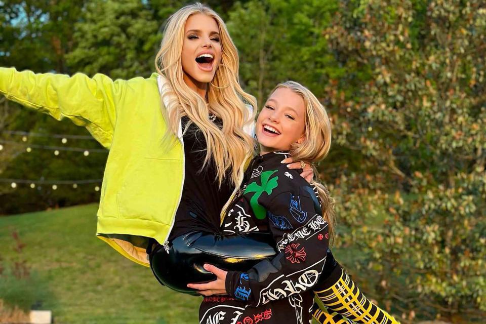 Jessica Simpson's Head-Turning Airport Style: Cheetah Print & Fur Jessica Simpson's Head-Turning Airport Style: Cheetah Print & Fur