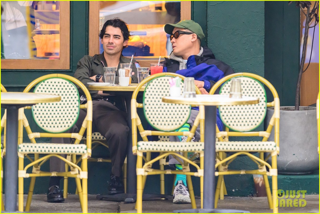 Joe Jonas Responds To Couple's Argument About Him Joe Jonas Responds To Couple's Argument About Him