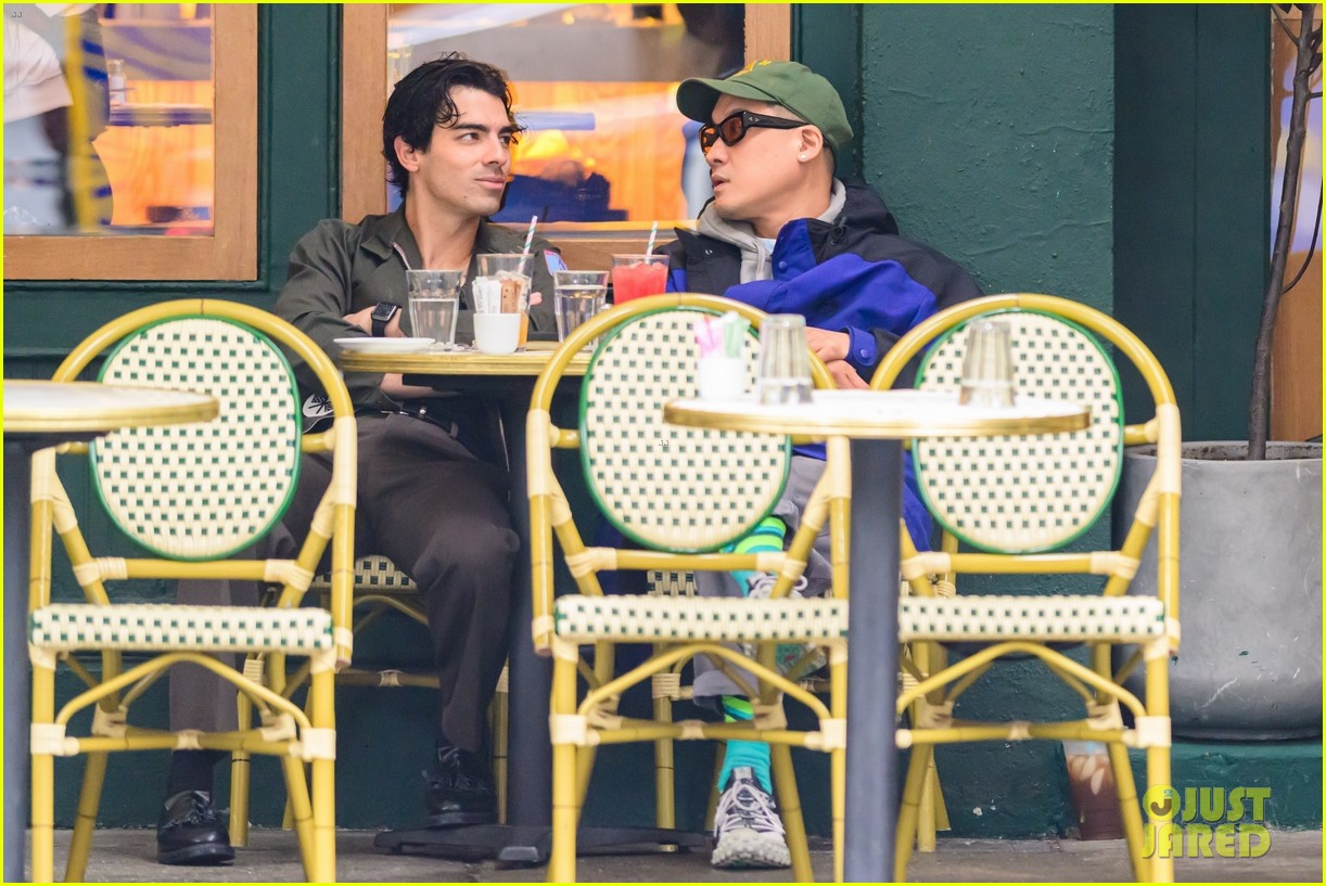 Joe Jonas's Classy Response To A Couple Arguing Over Him Joe Jonas's Classy Response To A Couple Arguing Over Him