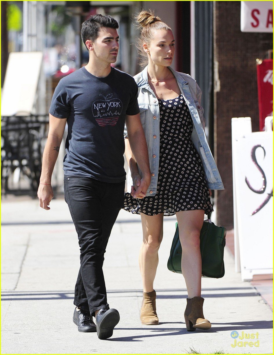 Joe Jonas's Hilarious Response To Married Couple's Fight Joe Jonas's Hilarious Response To Married Couple's Fight