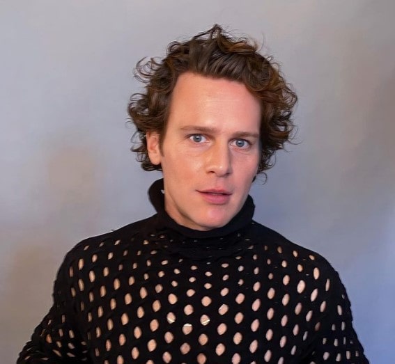 Jonathan Groff: Reflecting On His Asexual Past Jonathan Groff: Reflecting On His Asexual Past