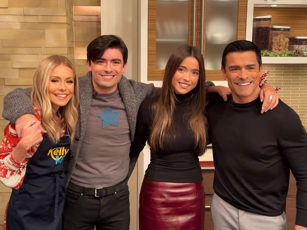 Kelly Ripa & Mark Consuelos Reveal Temporary Studio: A Look At The Fan Response Kelly Ripa & Mark Consuelos Reveal Temporary Studio: A Look At The Fan Response