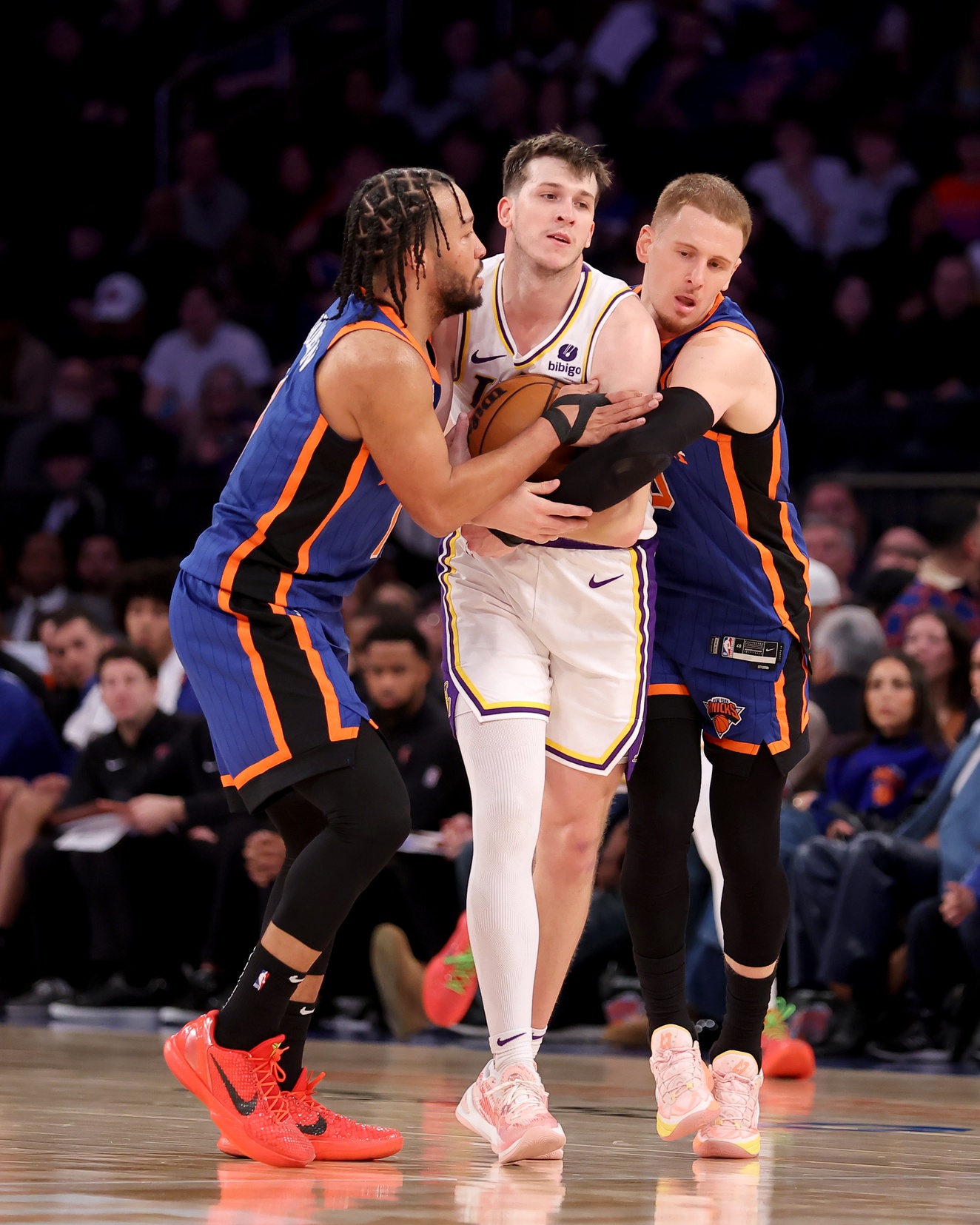 Knicks' Brunson Exits Game Vs. Lakers After Ankle Injury Knicks' Brunson Exits Game Vs. Lakers After Ankle Injury