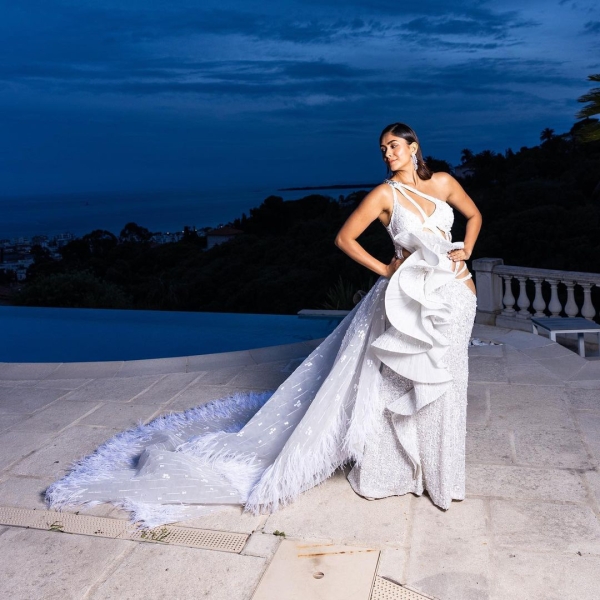 Kristen Stewart's Cannes 2025 Debut: A Stunning White Satin Suit Kristen Stewart's Cannes 2025 Debut: A Stunning White Satin Suit