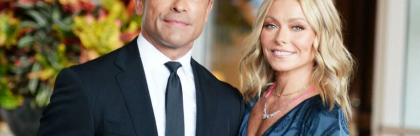 Live Studio Reveal: Kelly Ripa And Mark Consuelos Get Fan Reactions Live Studio Reveal: Kelly Ripa And Mark Consuelos Get Fan Reactions