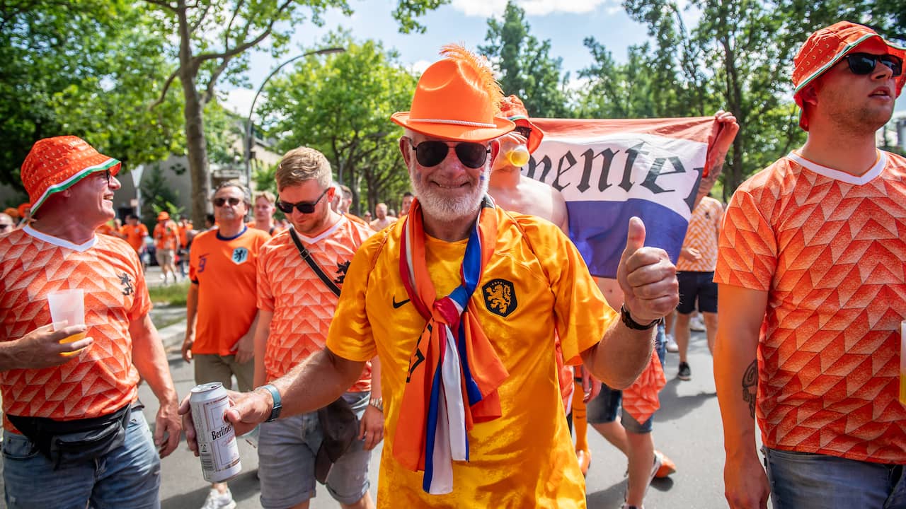 Liverpool En Oranjegekte: Nederlandse Supporters Reizen Massaal Af Liverpool En Oranjegekte: Nederlandse Supporters Reizen Massaal Af