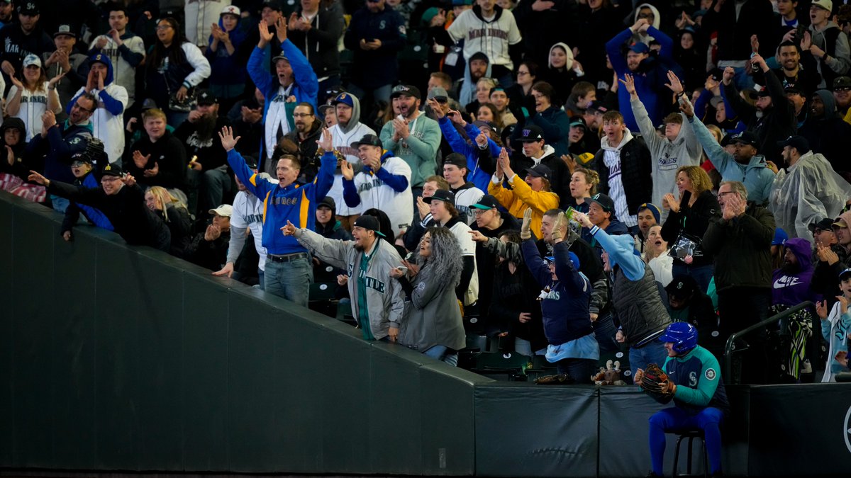 Mariners Outfielder's Diving Catch: A Play For The Ages