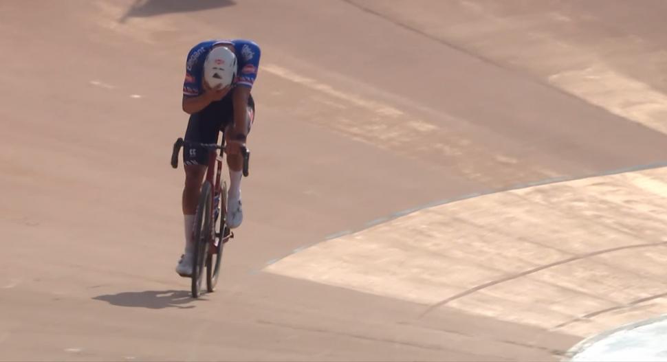 Mathieu Van Der Poel Hit By Bottle: Calls For Legal Action After Paris-Roubaix Mathieu Van Der Poel Hit By Bottle: Calls For Legal Action After Paris-Roubaix