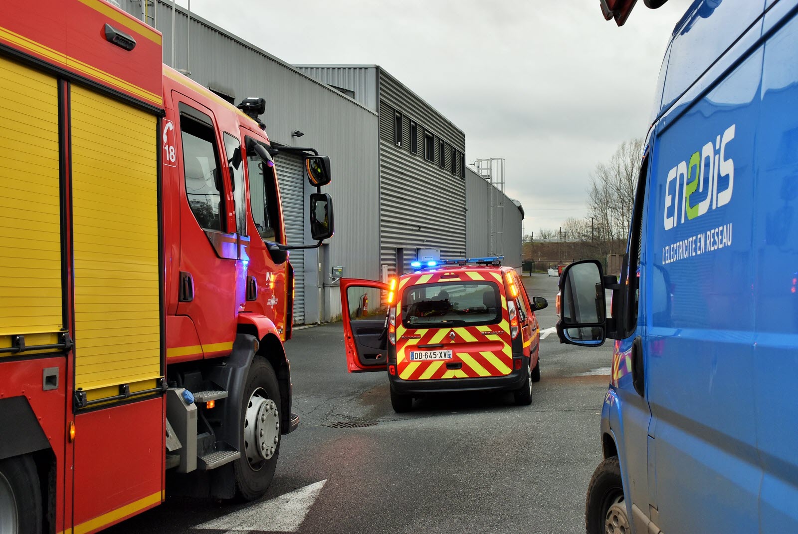 Médiathèque Champollion (Dijon) : Intervention Des Pompiers Pour Un Début D'incendie Médiathèque Champollion (Dijon) : Intervention Des Pompiers Pour Un Début D'incendie