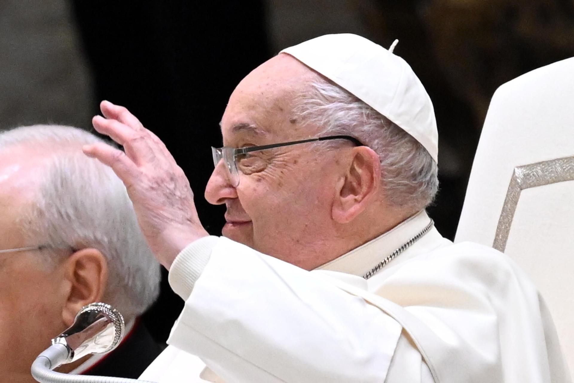 Multidão Dorme Nas Ruas Do Vaticano Em Aguarda Da Missa Do Papa Francisco Multidão Dorme Nas Ruas Do Vaticano Em Aguarda Da Missa Do Papa Francisco