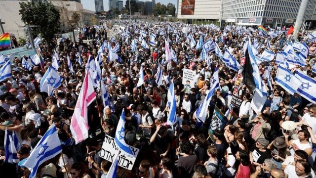 مظاهرات حاشدة بتل أبيب تطالب بإطلاق سراح الأسرى