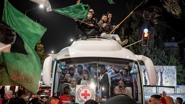 Negosiasi Panjang Dan Rumit: 1.027 Tahanan Palestina Ditukar Dengan Satu Tentara Israel Negosiasi Panjang Dan Rumit: 1.027 Tahanan Palestina Ditukar Dengan Satu Tentara Israel
