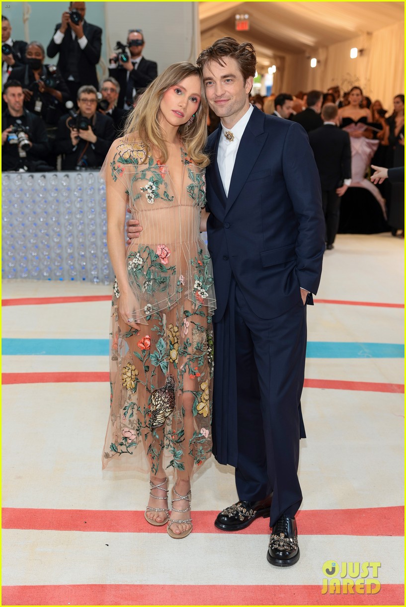 New York Sighting: Robert Pattinson And Suki Waterhouse's PDA Ignites New York Sighting: Robert Pattinson And Suki Waterhouse's PDA Ignites