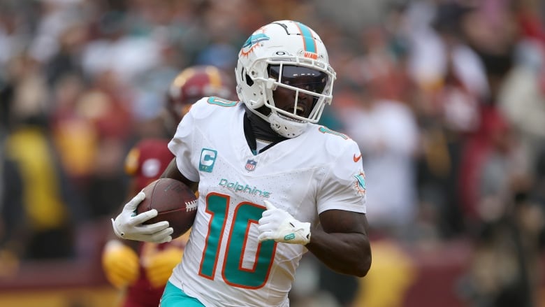 Olympic Legend Michael Johnson: Tyreek Hill Vs. Noah Lyles Isn't A Fair Race Olympic Legend Michael Johnson: Tyreek Hill Vs. Noah Lyles Isn't A Fair Race