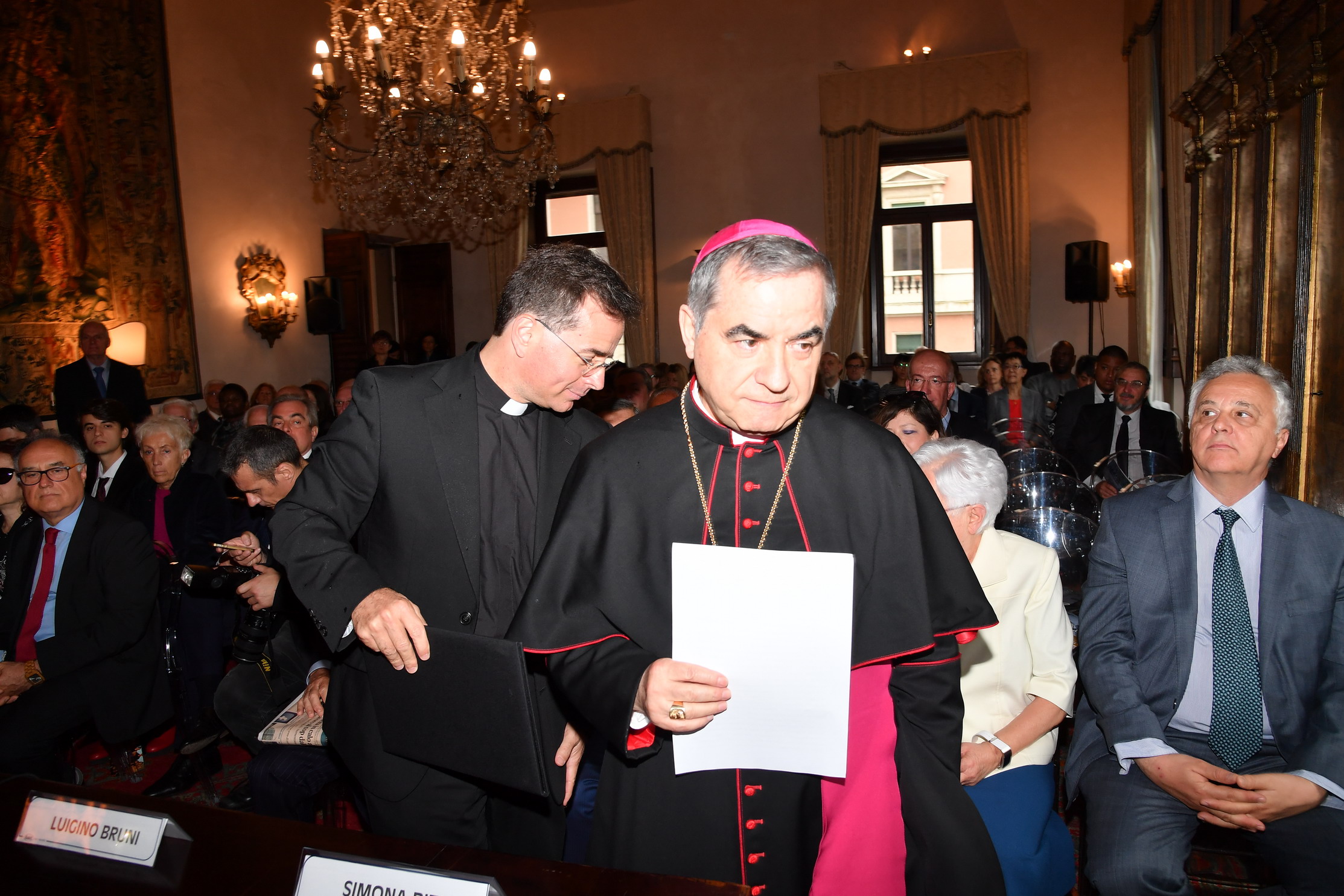 Papa Card Becciu: Le Nostre Preghiere E Le Dimissioni