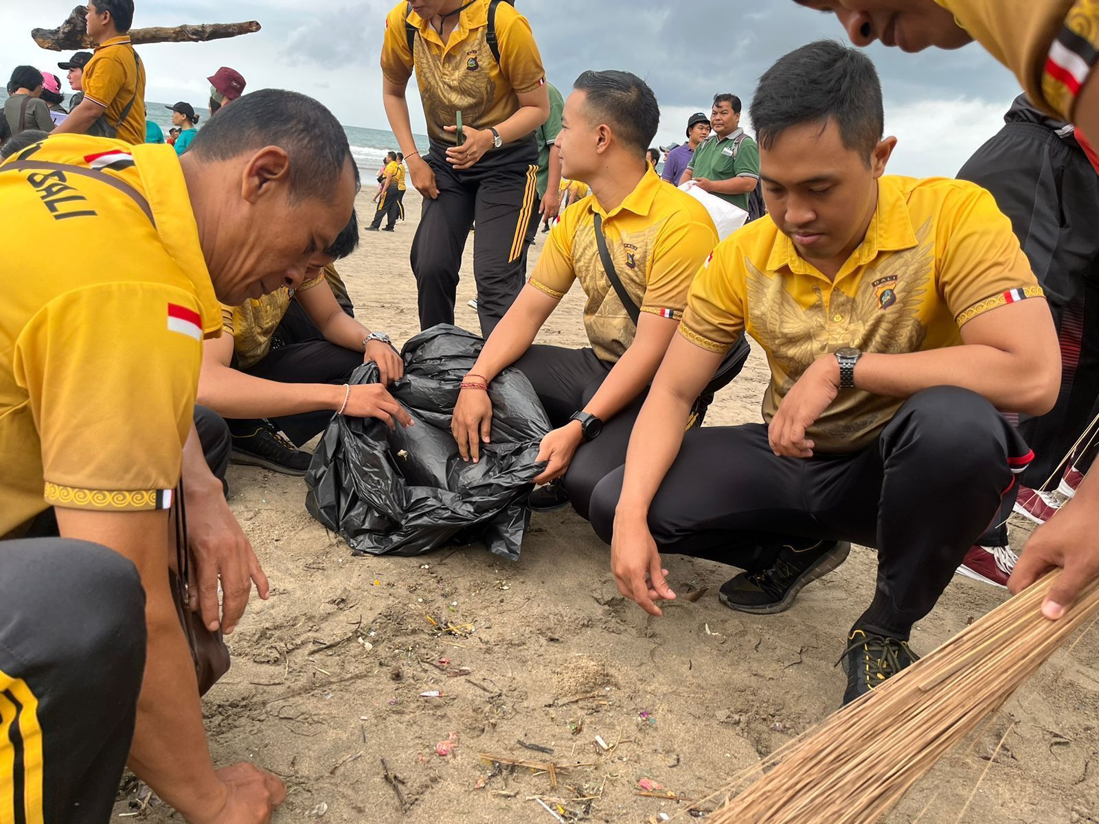 Peran Kodam Udayana Dalam Mendukung Keberhasilan Gerakan Bali Bersih Sampah Peran Kodam Udayana Dalam Mendukung Keberhasilan Gerakan Bali Bersih Sampah