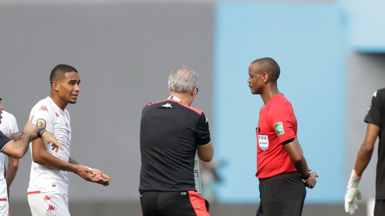 Refereeing Blunder: Ajax Lead Reduced, AZ Six Points Behind Refereeing Blunder: Ajax Lead Reduced, AZ Six Points Behind