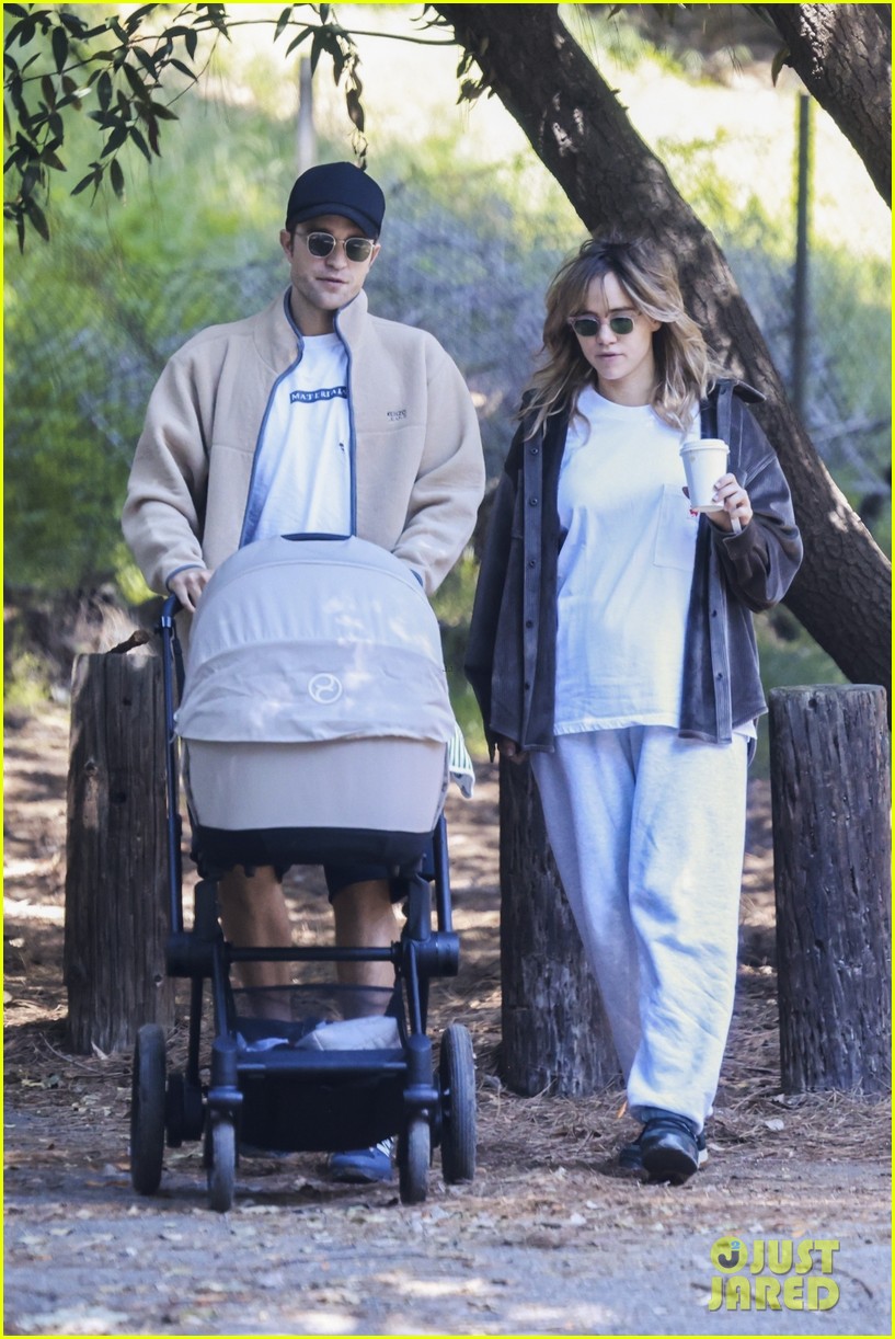 Robert Pattinson And Suki Waterhouse: Holding Hands Fuels Robert Pattinson And Suki Waterhouse: Holding Hands Fuels