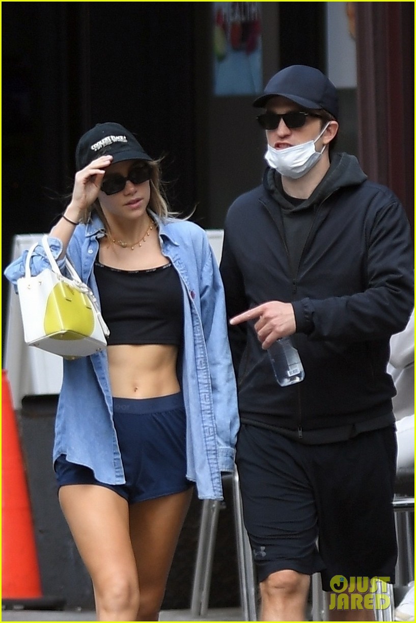 Robert Pattinson & Suki Waterhouse Spotted Hand-in-Hand In NYC Amidst Robert Pattinson & Suki Waterhouse Spotted Hand-in-Hand In NYC Amidst