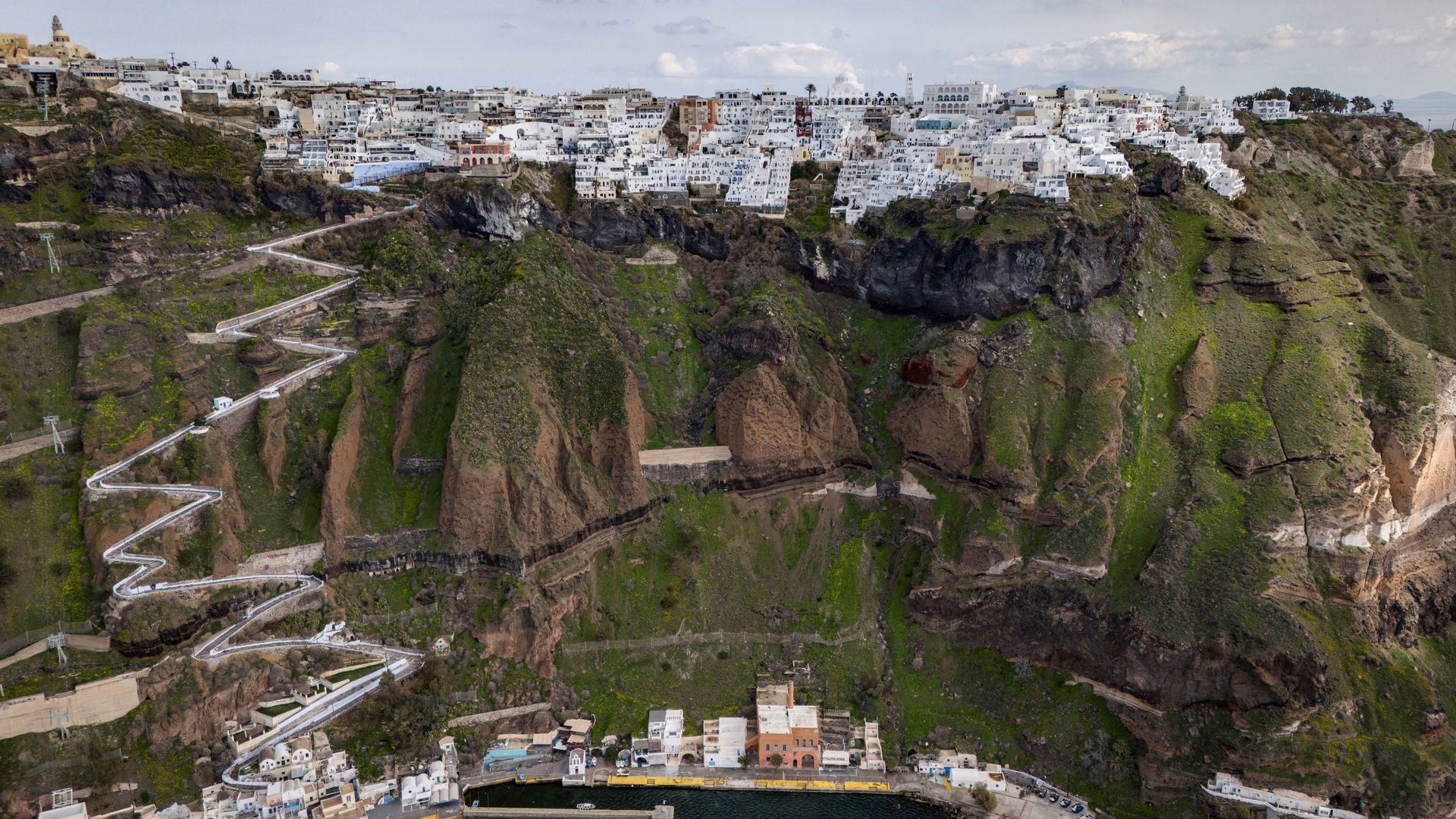 Santorini Earthquake Outlook: Scientists Analyze Reduced Seismic Activity Santorini Earthquake Outlook: Scientists Analyze Reduced Seismic Activity