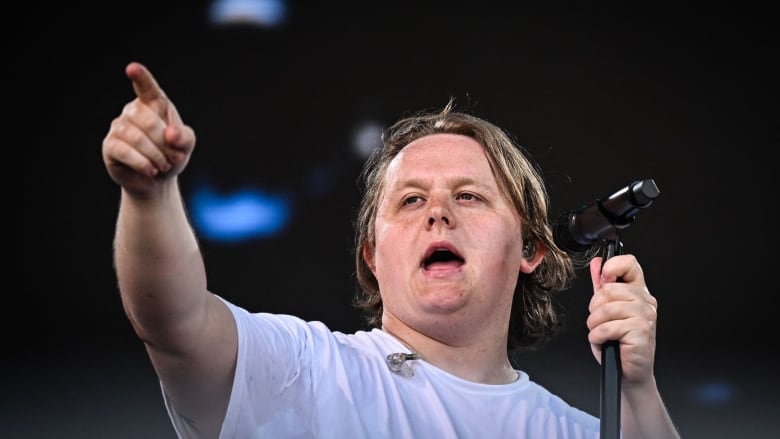 Singer Lewis Capaldi Offers A Thumbs-Up In Uncommon Public Appearance Singer Lewis Capaldi Offers A Thumbs-Up In Uncommon Public Appearance