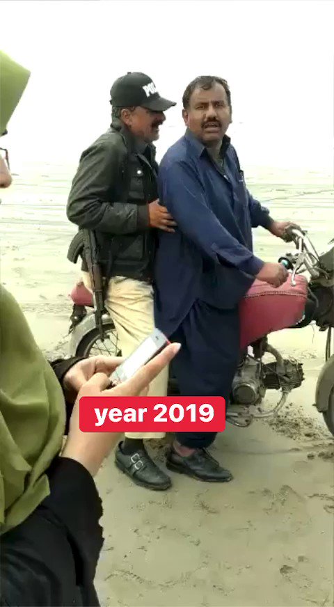 ٹام کروز کے جوتے پر مداح کا چڑھنا: سوشل میڈیا پر واقعے کی ویڈیو وائرل ٹام کروز کے جوتے پر مداح کا چڑھنا: سوشل میڈیا پر واقعے کی ویڈیو وائرل