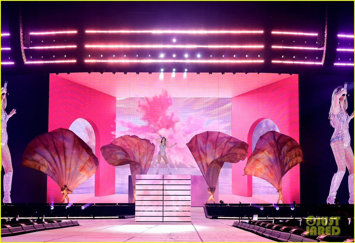 Taylor Swift Eras Tour: Detailed Photos Of Every Outfit Change Taylor Swift Eras Tour: Detailed Photos Of Every Outfit Change